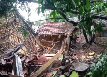 Petugas Himbau Warga Terdampak Pergerakan Tanah di Cianjur Segera Mengungsi Saat Hujan Deras