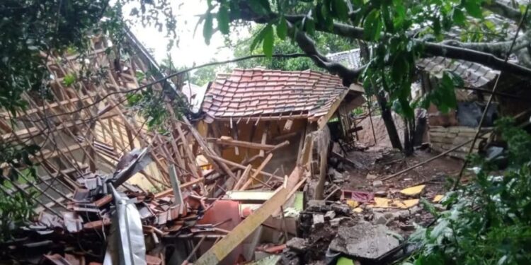 Petugas Himbau Warga Terdampak Pergerakan Tanah di Cianjur Segera Mengungsi Saat Hujan Deras