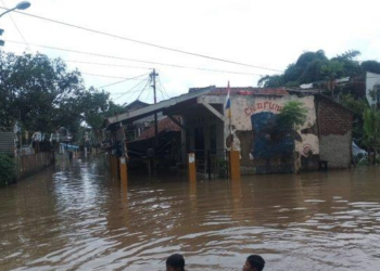 Banjir setinggi 1,5 meter merendam Kampung Bojong Asih, Desa Dayeuhkolot, Kecamatan Dayeuhkolot, Kabupaten Bandung
