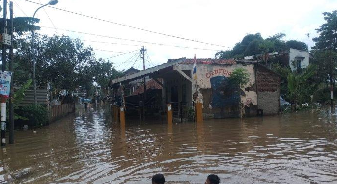 Banjir setinggi 1,5 meter merendam Kampung Bojong Asih, Desa Dayeuhkolot, Kecamatan Dayeuhkolot, Kabupaten Bandung