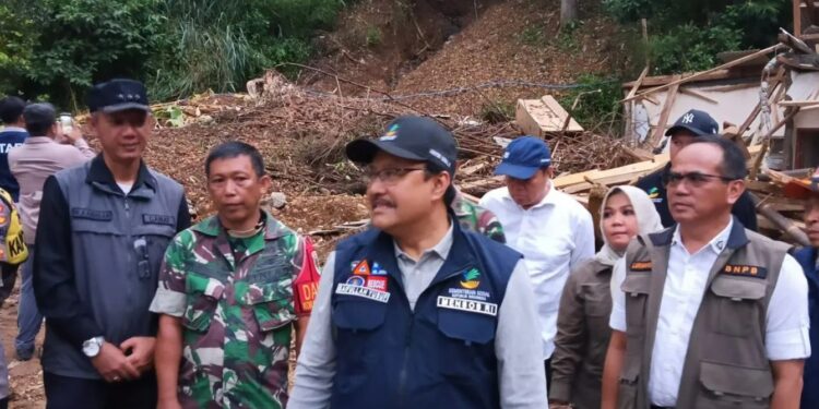 Mensos Salurkan Bantuan untuk Korban Banjir dan Longsor di Sukabumi