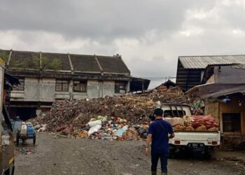 Pemkot Bandung Berikan Teguran Pengelola Pasar Caringin Terkait Tumpukan Sampah