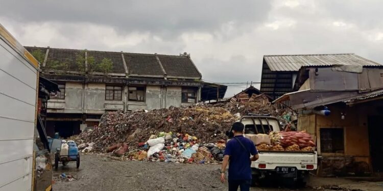 Pemkot Bandung Berikan Teguran Pengelola Pasar Caringin Terkait Tumpukan Sampah
