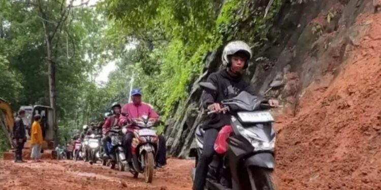 Polisi Terapkan Rekayasa Lalu Lintas di Jalur Utama Cianjur-Selatan Akibat Bencana Alam