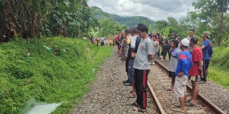 PT KAI Ingatkan Warga untuk Hindari Aktivitas di Jalur Kereta Api