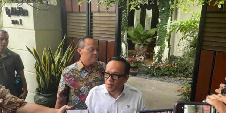 Wamenaker Immanuel: Pemerintah Berharap Tidak Ada Badai PHK di Indonesia