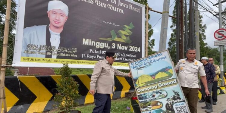 Pj Bupati Bogor Bersihkan Sampah Visual dari Hambalang hingga Puncak