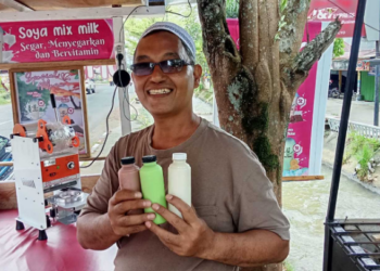 Es Susu Kedelai Soya Viral di Merasi: Ahmad Jais Raup Untung Besar, Jual Ratusan Cup Tiap Hari