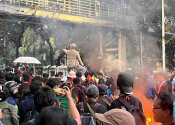 Demo 'Indonesia Gelap' di Jakarta Berlangsung Ricuh, Mahasiswa Sampaikan 13 Tuntutan kepada Pemerintah