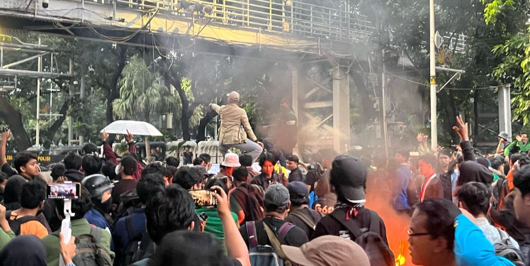 Demo 'Indonesia Gelap' di Jakarta Berlangsung Ricuh, Mahasiswa Sampaikan 13 Tuntutan kepada Pemerintah