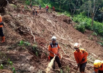 Tragedi Sukabumi: Ibu dan Anak Tewas Berpelukan Saat Banjir, Suami Jadi Sorotan