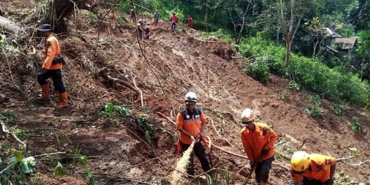 Tragedi Sukabumi: Ibu dan Anak Tewas Berpelukan Saat Banjir, Suami Jadi Sorotan