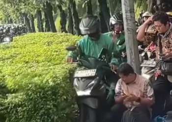 Viral Pemotor Terobos Trotoar dan Marahi Pejalan Kaki di Halte Jakarta