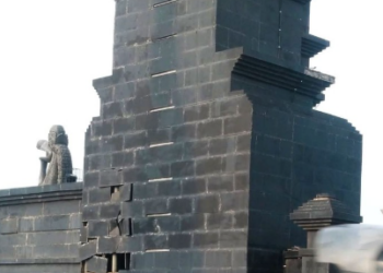 Gapura Naga Giri Rp 7 Miliar di Gresik Rontok, Warga Pertanyakan Kualitas Konstruksi