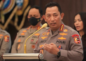 Kapolri Berikan Kenaikan Pangkat Anumerta untuk Tiga Polisi yang Gugur di Lampung