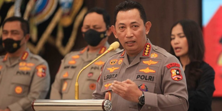 Kapolri Berikan Kenaikan Pangkat Anumerta untuk Tiga Polisi yang Gugur di Lampung
