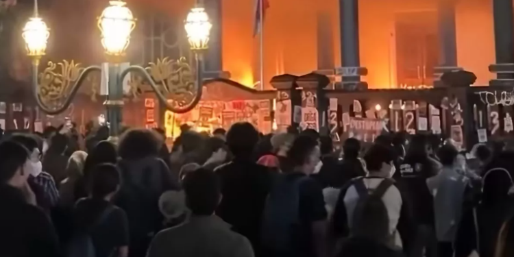 Kericuhan Terjadi dalam Aksi Tolak UU TNI di Malang, 6 Pendemo Diamankan