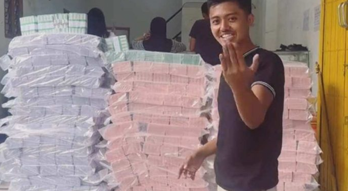 Pria Pasuruan Pamer Uang Baru Rp2 Miliar, Asal Usul Penukaran Dipertanyakan Warganet
