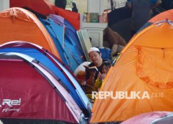 Kilauan Tenda Warni di Malam Itikaf Masjid Habiburrahman
