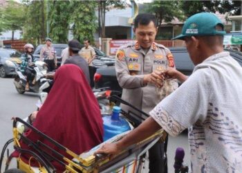 Kolaborasi Indramayu: Polres & Media Sebar Takjil Ramadan