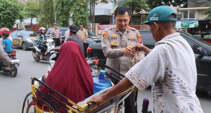 Kolaborasi Indramayu: Polres & Media Sebar Takjil Ramadan