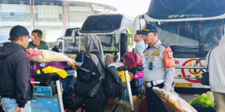 Pelarian Ribuan Pemudik Dimulai di Terminal Pulo Gebang
