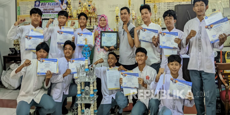 Beasiswa dan Prestasi Siswa Yapemri di UBIS Margonda