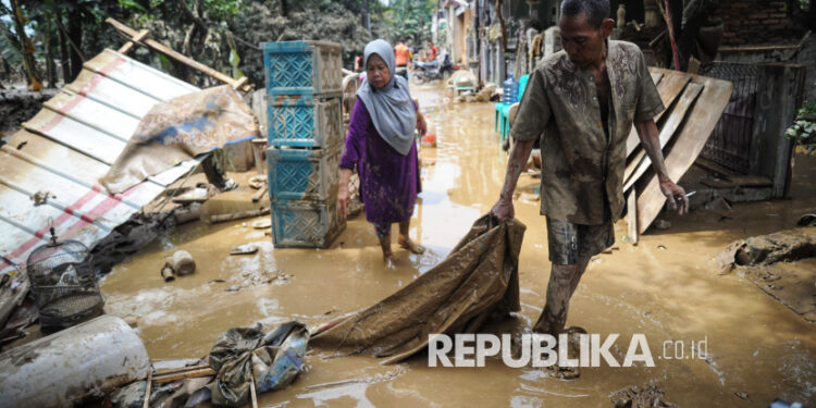 Pemda Bekasi Kerahkan 50 Truk Bantu Pemulihan Jakarta