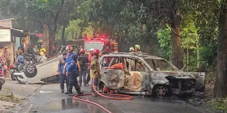 Mobil Dibakar di Cimanggis, Tiga Unit Damkar Lintas Daerah Dikerahkan Padamkan Api