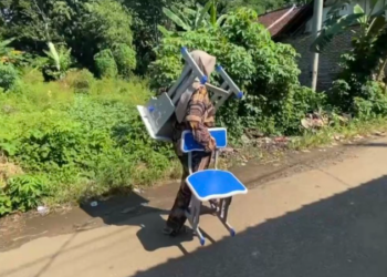 Orang Tua Bawa Meja dan Kursi Baru ke Sekolah, Polemik Permintaan Ganti Rugi Lewat WhatsApp Tuai Sorotan