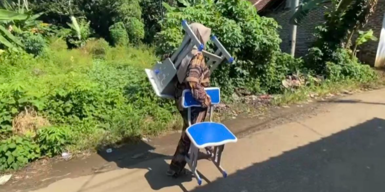 Orang Tua Bawa Meja dan Kursi Baru ke Sekolah, Polemik Permintaan Ganti Rugi Lewat WhatsApp Tuai Sorotan