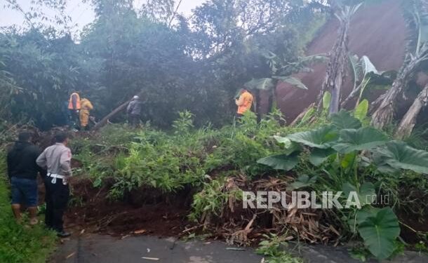 Akses Tertutup Longsor di Pangalengan, Lalu Lintas Lumpuh