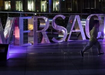 Prada dan Versace: Era Baru Mode Italia