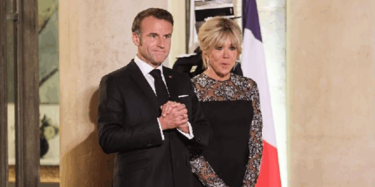 Presiden Macron Klarifikasi Momen Viral di Vietnam: "Hanya Candaan dengan Istri"