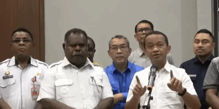 Menteri ESDM Bahlil Tinjau Tambang Nikel di Raja Ampat, Warga dan Aktivis Protes Dampak Lingkungan